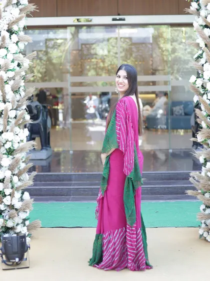A lovely shot at the entrance of the venue. The simple elegance of a saree is perfect for daytime traditional functions.