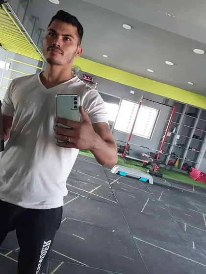 Another shot from the gym floor, ready for the next set. My personal training sessions are structured to keep you moving and focused.