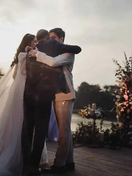 A lakeside vow ceremony is incredibly romantic. Sudhira and Prajwal exchange their promises against the serene water, with minimalistic floral decor enhancing the natural beauty of the location.