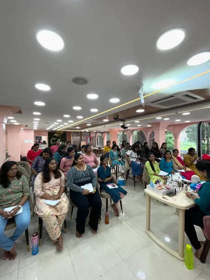 A wide shot of our 7-week pro batch class in session.