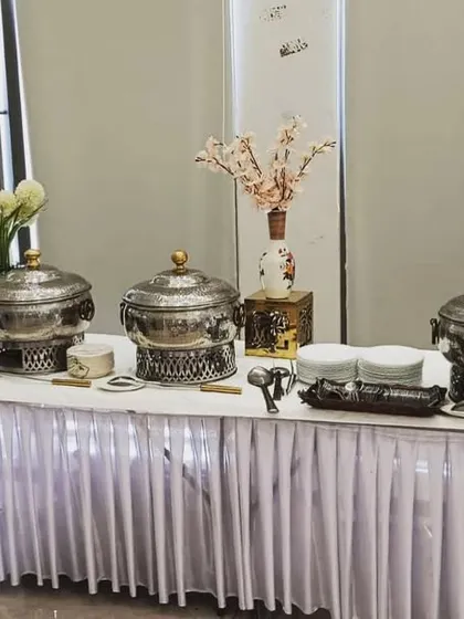 A simple and elegant buffet setup for a housewarming party. I can create beautiful arrangements even in smaller spaces to make your intimate gatherings feel special.