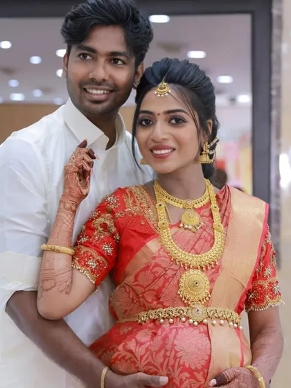 Another lovely shot of the happy couple at their Valaikappu ceremony. The dad-to-be looks fresh and confident next to his glowing wife.
