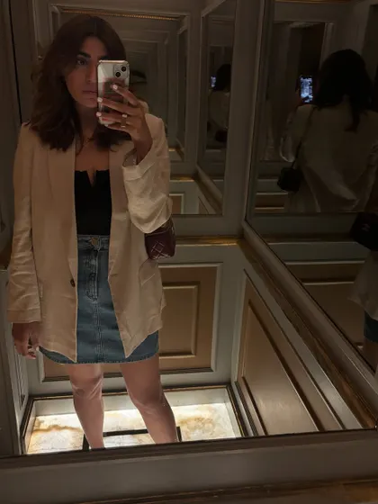 An infinity mirror selfie moment. This is a classic evening look for me: a denim skirt, a simple top, and a beige blazer thrown over.