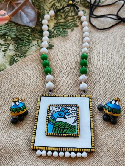 Here is the same Gond art inspired deer necklace in a striking green and blue combination. Offering multiple colorways of a popular design allows resellers to cater to diverse customer preferences.
