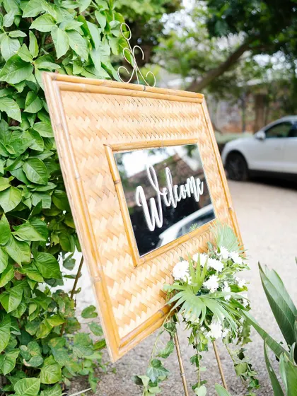 For this eco-friendly engagement, I used a welcome sign with a beautiful woven bamboo frame. The design is sustainable, rustic, and perfectly in tune with the natural surroundings.