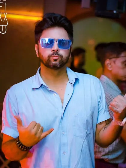 Clicks and pics from a Friday night at The Fixx. The shaka sign and cool blue shades set the mood for the Independence Day weekend.