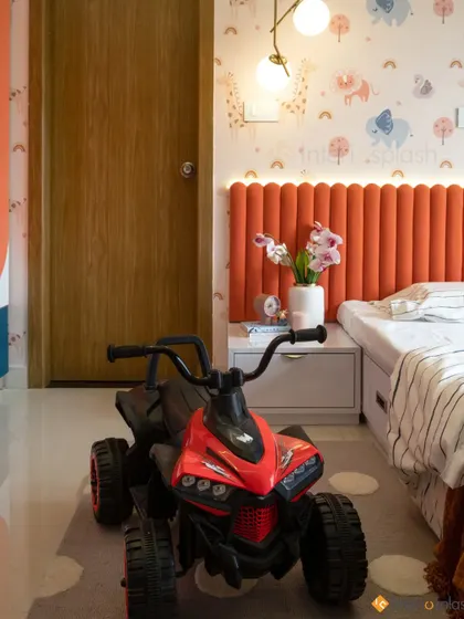 This kid's room is ready for adventure with a toy ATV. The design combines a playful wallpaper with a practical and comfortable bed setup.