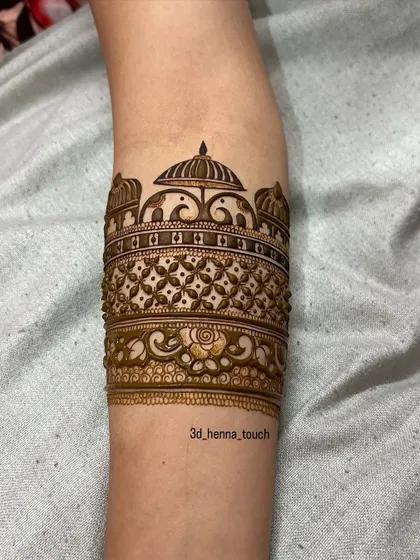 A beautiful arm band featuring an architectural dome and elephant motifs. This design is perfect for brides who want a touch of royalty in their mehndi.