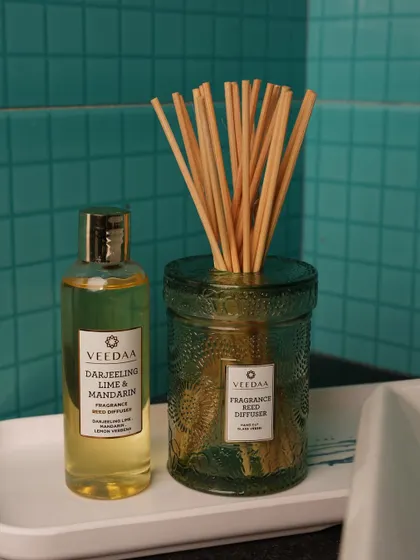 The bright and tart fragrance of Darjeeling Lime & Mandarin. This reed diffuser brings a vibrant freshness to any space, perfect for a modern, clean aesthetic.