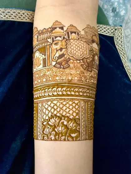 The armband design with the lower section filled in with lotus and jaali patterns. This shows how I can extend a simple band into a more complex piece.