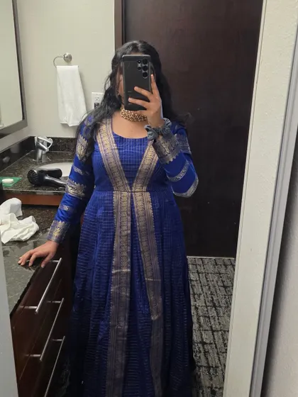 A mirror selfie showing my outfit for one of the American shows. I love blending traditional Indian elements with contemporary style.