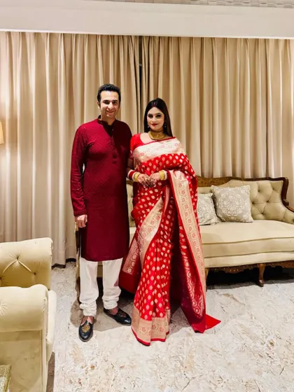 A full-length portrait of Dilpreet and Ishvinpal in their festive attire. Their elegance and togetherness showcase a partnership built on a strong spiritual foundation.