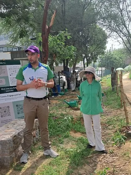 Our founder, Latika Thukral, briefs the Aramco team on the Aravali Creek rejuvenation project before their plantation drive.