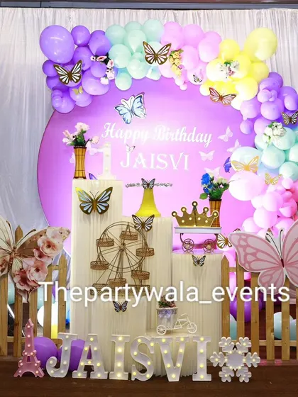This butterfly theme uses a beautiful mix of pastel and chrome balloons. The large butterfly cutouts and light-up name sign make it a perfect photo corner.