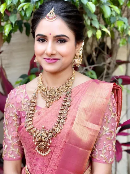 The beautiful Shwetha ready for her Muhurtham. I created a soft, elegant look with a pink lip to complement her gorgeous saree and antique jewelry.