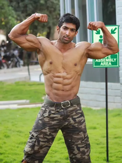 A throwback to my peak condition. This is the level of definition that can be achieved naturally.