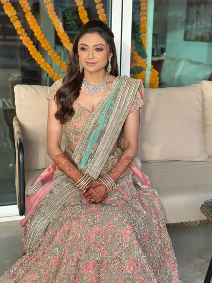 Another shot of this fresh and joyful Mehendi look. The makeup is light and enhances her glow, perfect for a day of celebration with family and friends.