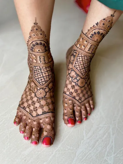An alternate view of the full-coverage geometric feet design.