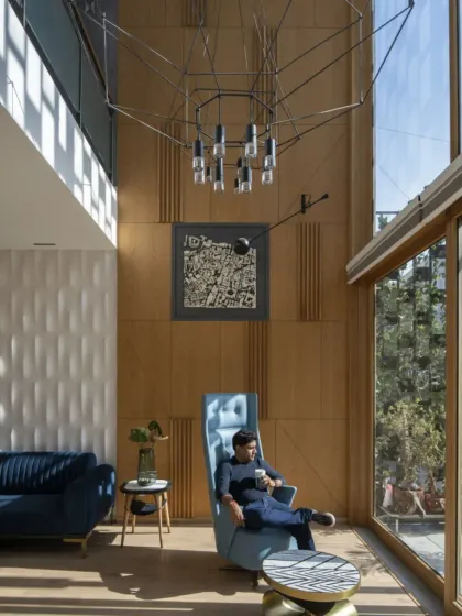 The double-height space in the Screen House links the ground floor drawing room with the upper family lounge. This vertical connection allows natural light to flow throughout the home, enhancing the sense of openness and interaction across levels.