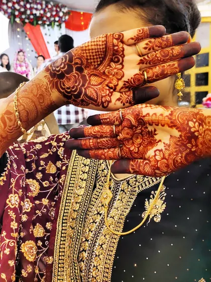 Another beautiful shot of a wedding guest with her hands full of rich, dark henna.