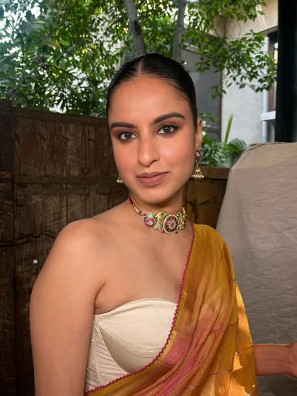 A fresh, glowy, and natural look created in just 20 minutes. This look for Revati features a clean, minimal base with defined eyes, perfect for a sophisticated saree look.