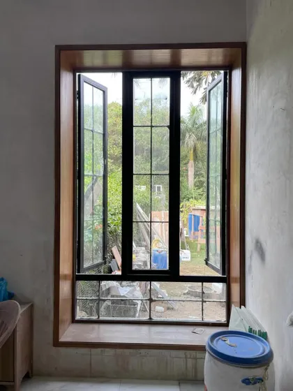 A window being framed during a renovation. This is a moment acessórios of promise, where you can start to see the vision taking shape. The view to the garden outside was central to this home's design.