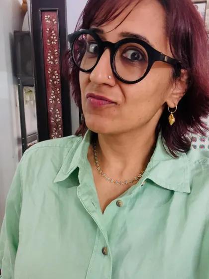 A different expression, but the same simple and chic linen shirt look.