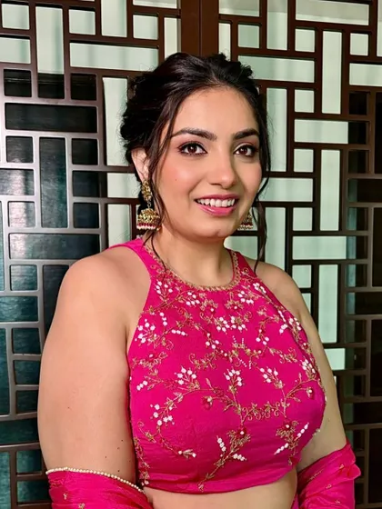 I never fall out of love with pinks and corals for morning functions. This sweet bride's haldi look features a pop of pink and a beautiful braided hairstyle.
