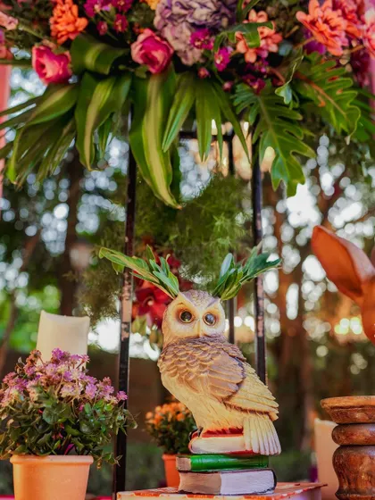 I love adding whimsical elements like this cute owl figurine. Nestled among lush florals, it adds a playful and unexpected touch to the Mehendi decor.