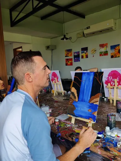 Another painter capturing a waterfall on his canvas. It's amazing to see how different people interpret the same subject, each adding their own personal touch.
