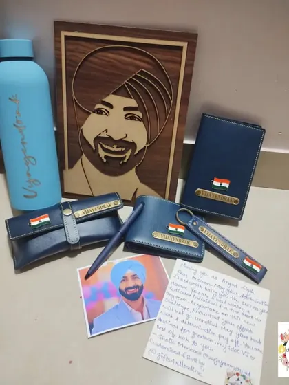 A still image of the personalized combo, which includes a wooden portrait, a name-engraved bottle, and a full set of matching leatherette accessories.