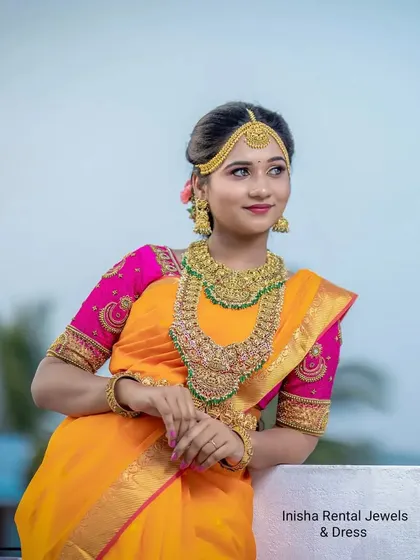 This model showcases a beautiful kemp jewellery set with green stone accents, available for rent for your wedding or engagement.