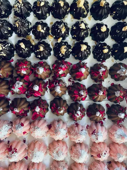 This top-down view shows the beautiful variety in my chocolate modak collection. Each row features a different flavour, from the rich dark chocolate to the delicate pink gulkand ones, all decorated by hand. ✨