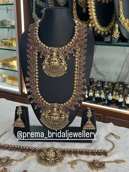 A beautiful temple set with mango motifs and red Kemp stones.