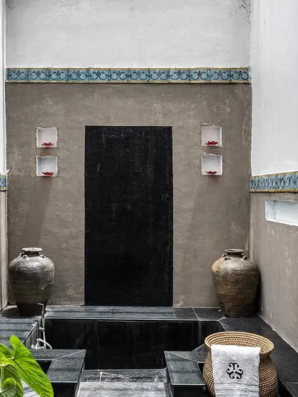 The open-air bathtub in the Vasishta suite, set in a private alcove, offers a truly luxurious and tranquil escape.