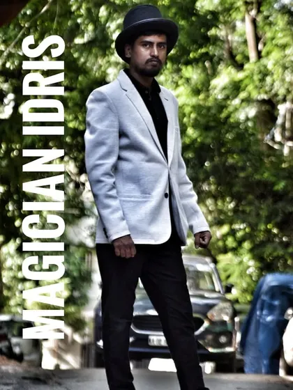 This is me, Magician Idris. I'm not just a performer, I'm a teacher dedicated to sharing the joy of sakhath comedy aada jaadu (super fun magic tricks) with you.