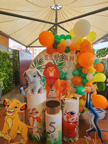 This Lion King theme for a 5th birthday was set up at a cafe, showing how I can adapt themes to different venues.