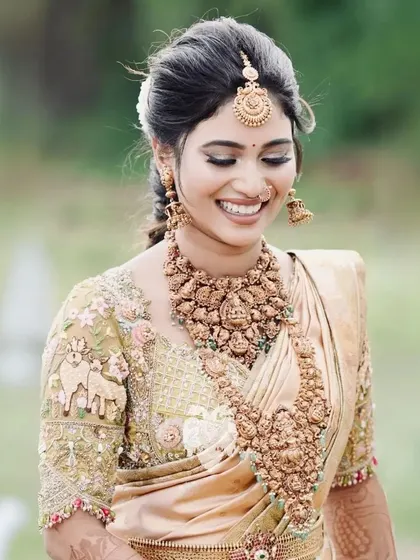 Our bride Priyanka Suresh, looking timeless and trendy in her bespoke blouse.