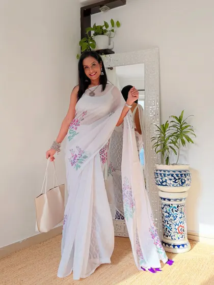 This lavender floral printed linen saree from Meesho is so dreamy. Linen is a fantastic fabric for summer, and this saree is both beautiful and comfortable.