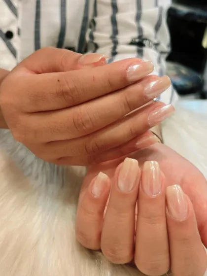 A subtle and elegant take on chrome. This set has a sheer, natural base with a light pearlescent chrome finish, giving it a healthy and polished glow.