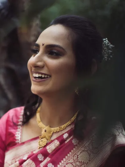 Another beautiful portrait of the bride. This angle shows how the half-up hairstyle frames the face while keeping the hair away, a practical and pretty choice for long events.