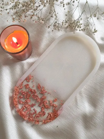 This oval tray is made with a mix of white resin and sparkling rose gold flakes. It’s a simple yet elegant piece for holding your small treasures.