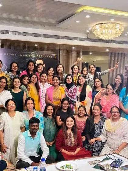 A great moment with a large group of artists at a masterclass workshop. I believe in learning together and supporting each other in the mehandi community.