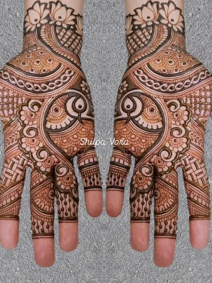 A contemporary take on a traditional design, with bold paisleys and geometric finger details.