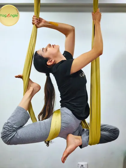 The Aerial Pigeon Pose is a perfect example of how the hammock helps you deepen your practice. It provides support to open the hips and stretch the quadriceps more effectively than on the mat, releasing tension and increasing mobility.
