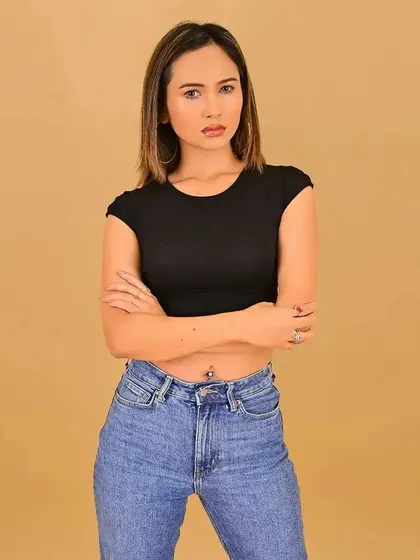 A strong, confident pose complemented by understated makeup. For model digitals, it's important that the makeup enhances rather than distracts, and this look achieves that perfectly.