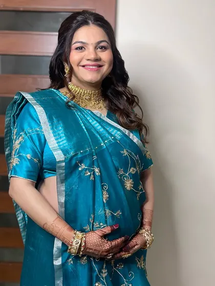 Celebrating a new beginning with a baby shower. For this beautiful mom-to-be, I created a soft, dewy makeup look that enhances her natural pregnancy glow, paired with gentle curls for an effortlessly beautiful style.