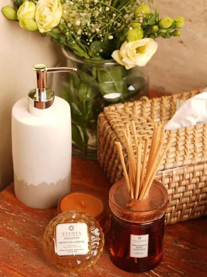 Scent generates 75% of our daily emotions. Enhance your moments with our Himalayan Magnolia & Santal reed diffuser and crystal candle, perfect for creating a romantic and warm atmosphere.