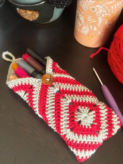 This versatile pouch is made from two granny squares. It’s perfect as a sunglasses holder or a pencil pouch for your stationery.