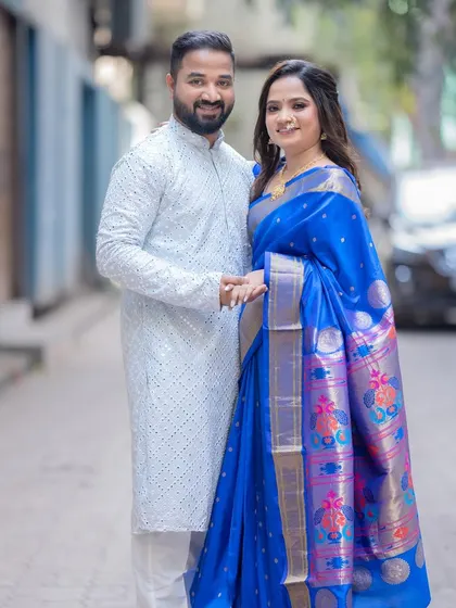 A classic portrait of the couple. Her makeup is timeless and elegant, a perfect match for her beautiful blue saree.